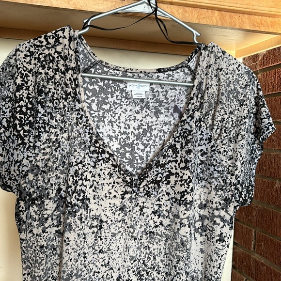 Jaclyn Smith Front Gathered V-Neck Blouse Short Sleeves Paint Splatter Design M - Picture 8 of 16